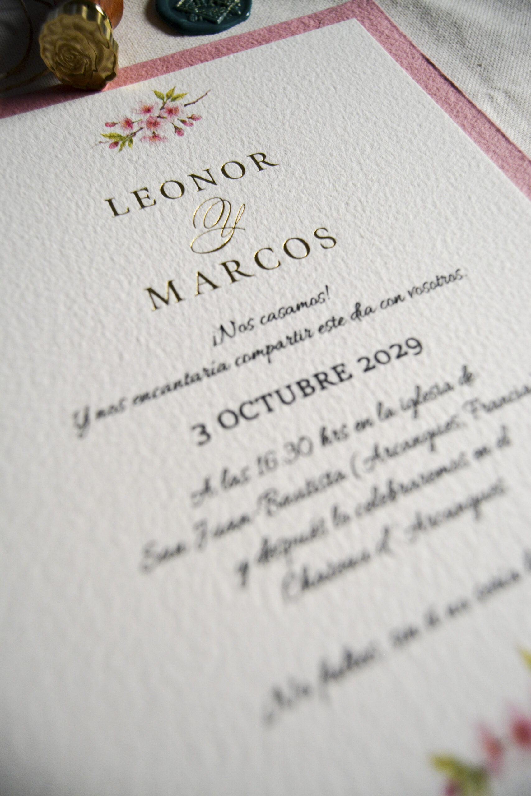 Papelería de boda artesanal con stamping en oro, rosa y flores